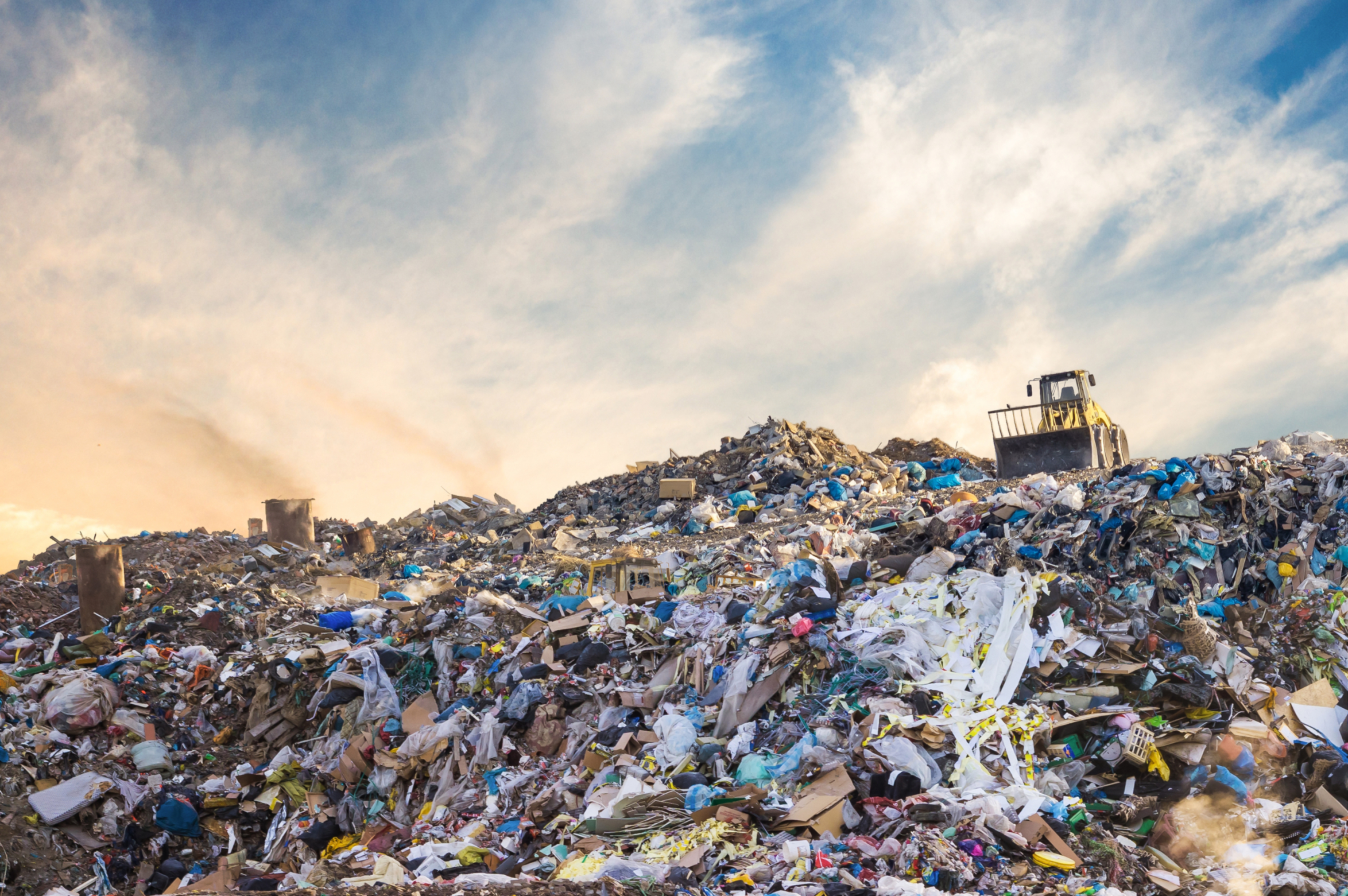 Biocarburants - Déchets et recyclage - Camion au sommet d'une montagne de déchets
