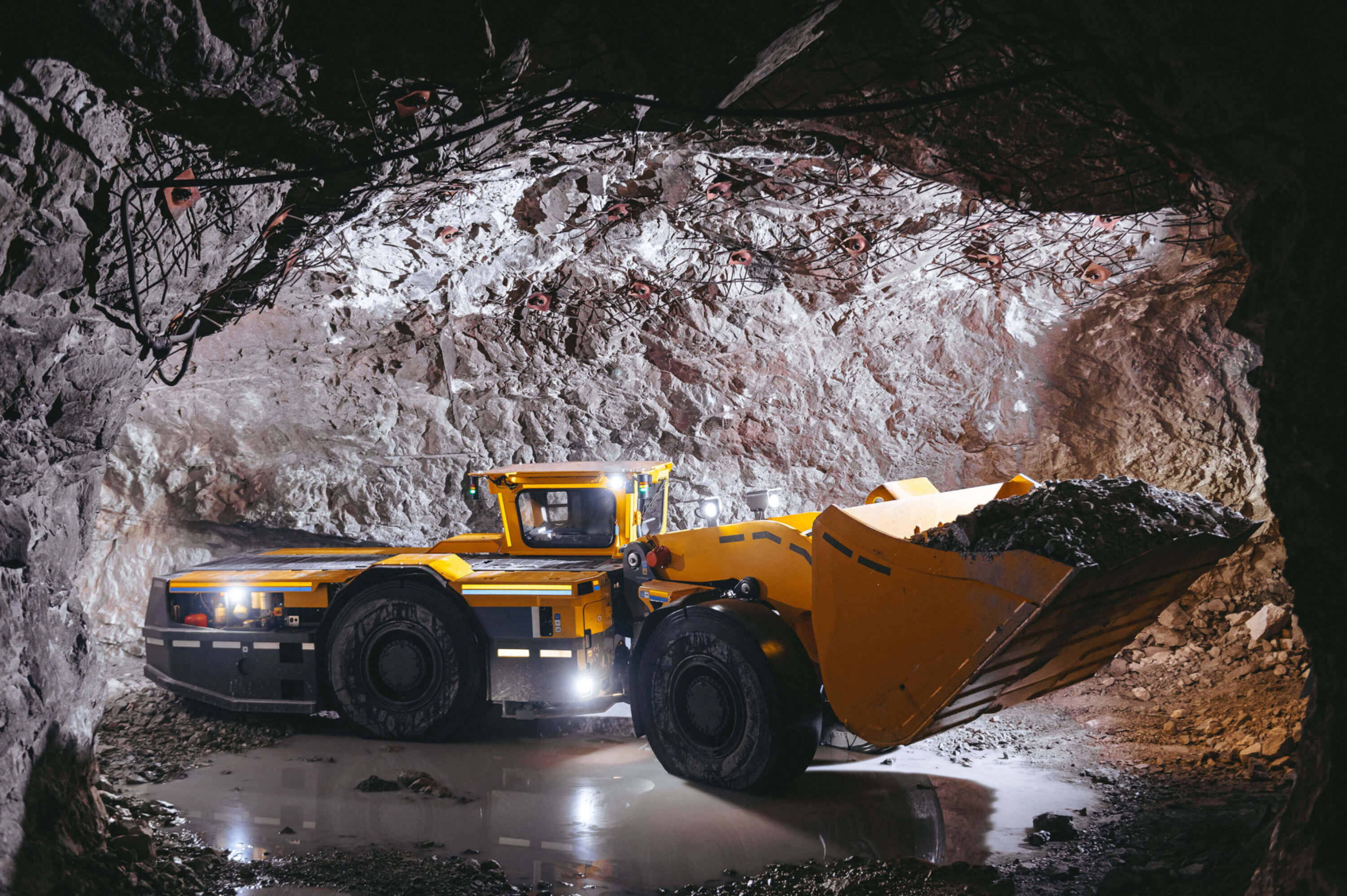 Mining - Tunnel with mining machinerie