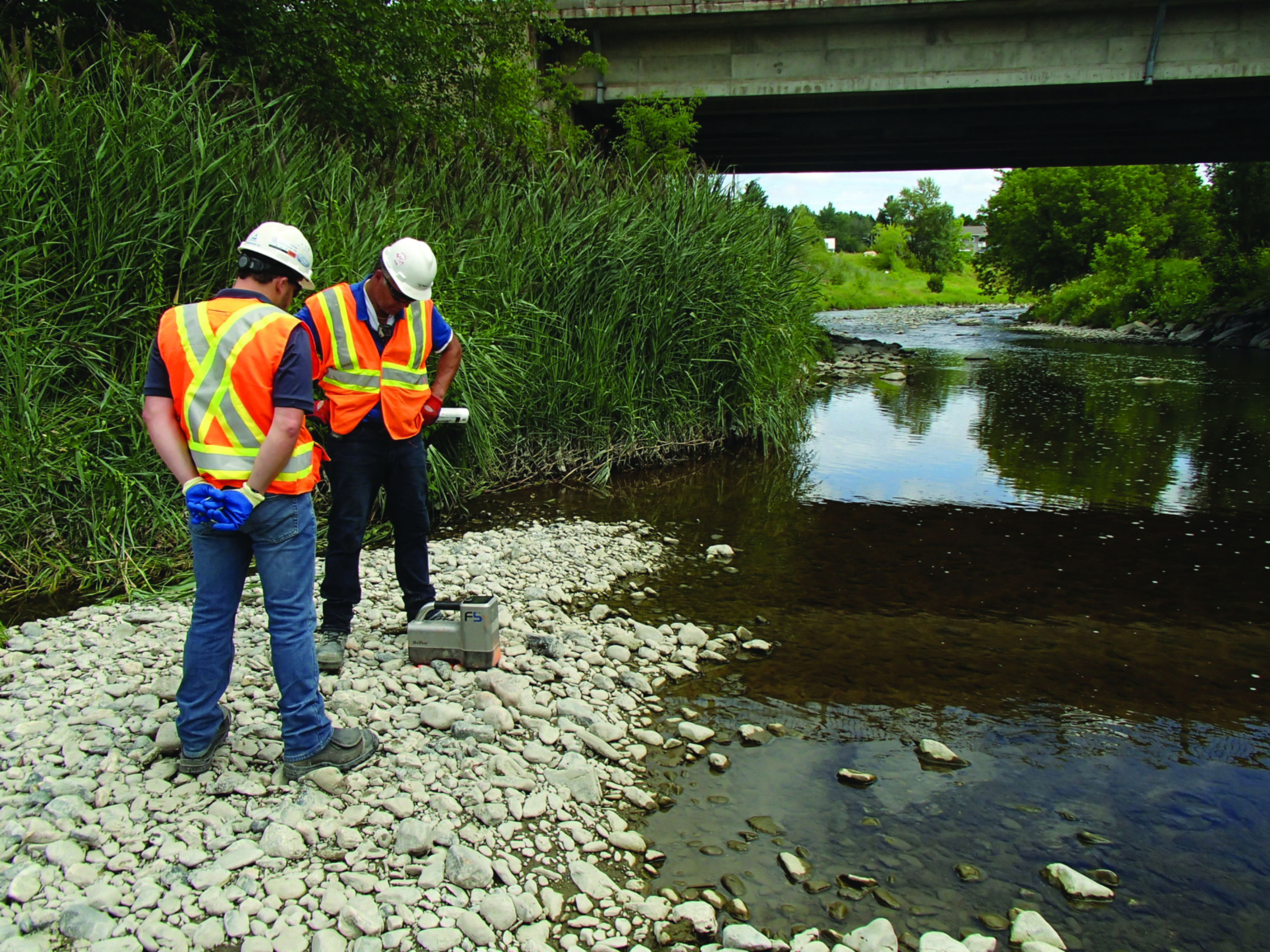 Energir - People taking samples in a river