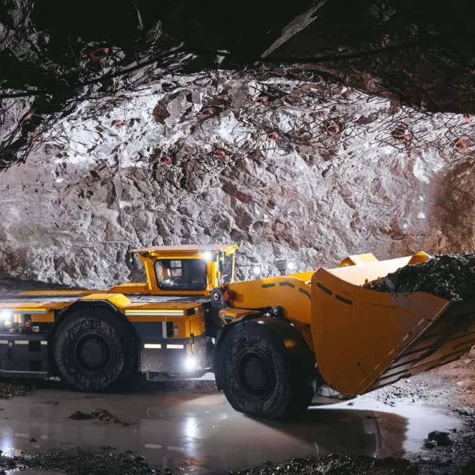 Mining - Tunnel with mining machinerie