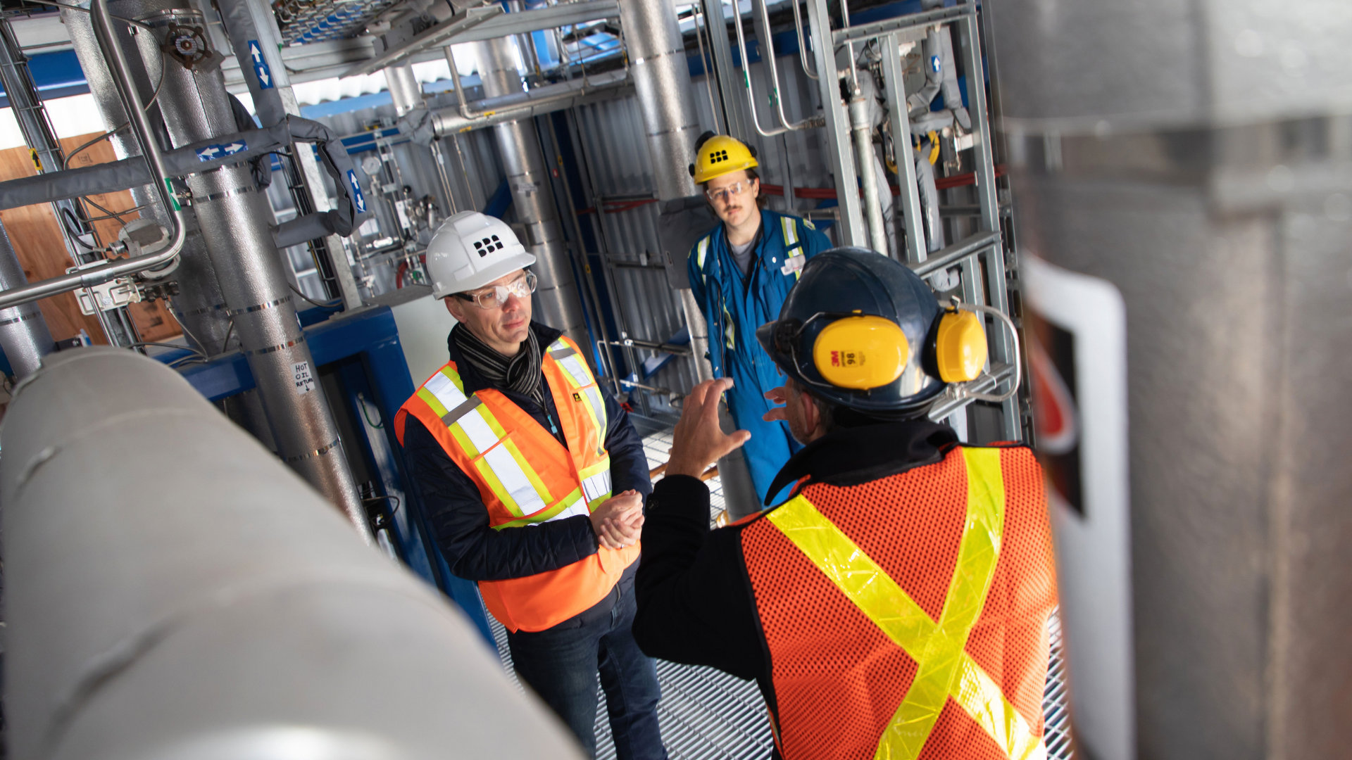Indust process plant team discussion site visit industrial facility hz lr