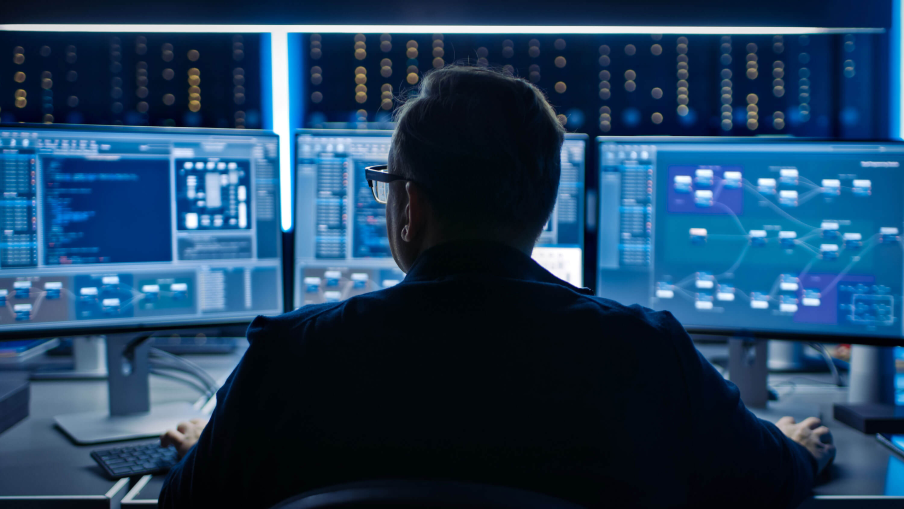 Technologies IOT - Man looking at computer screen