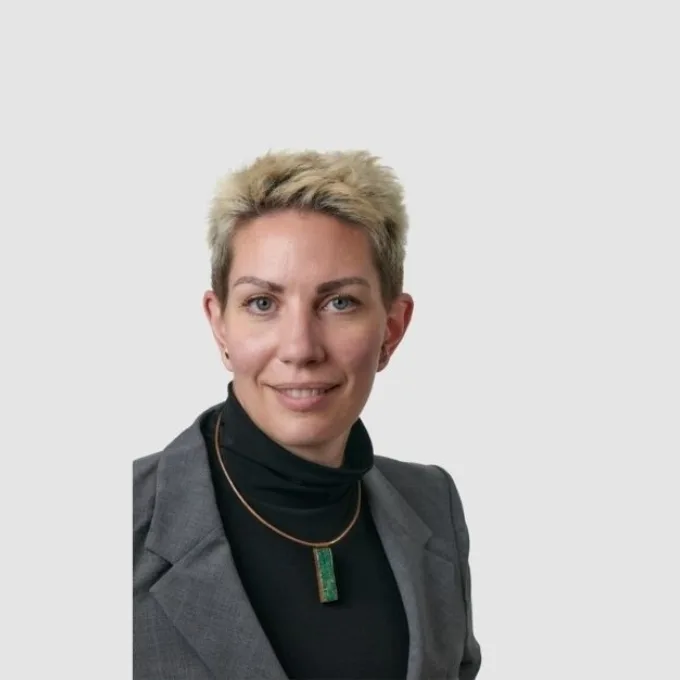 Julia Headshot wide V3